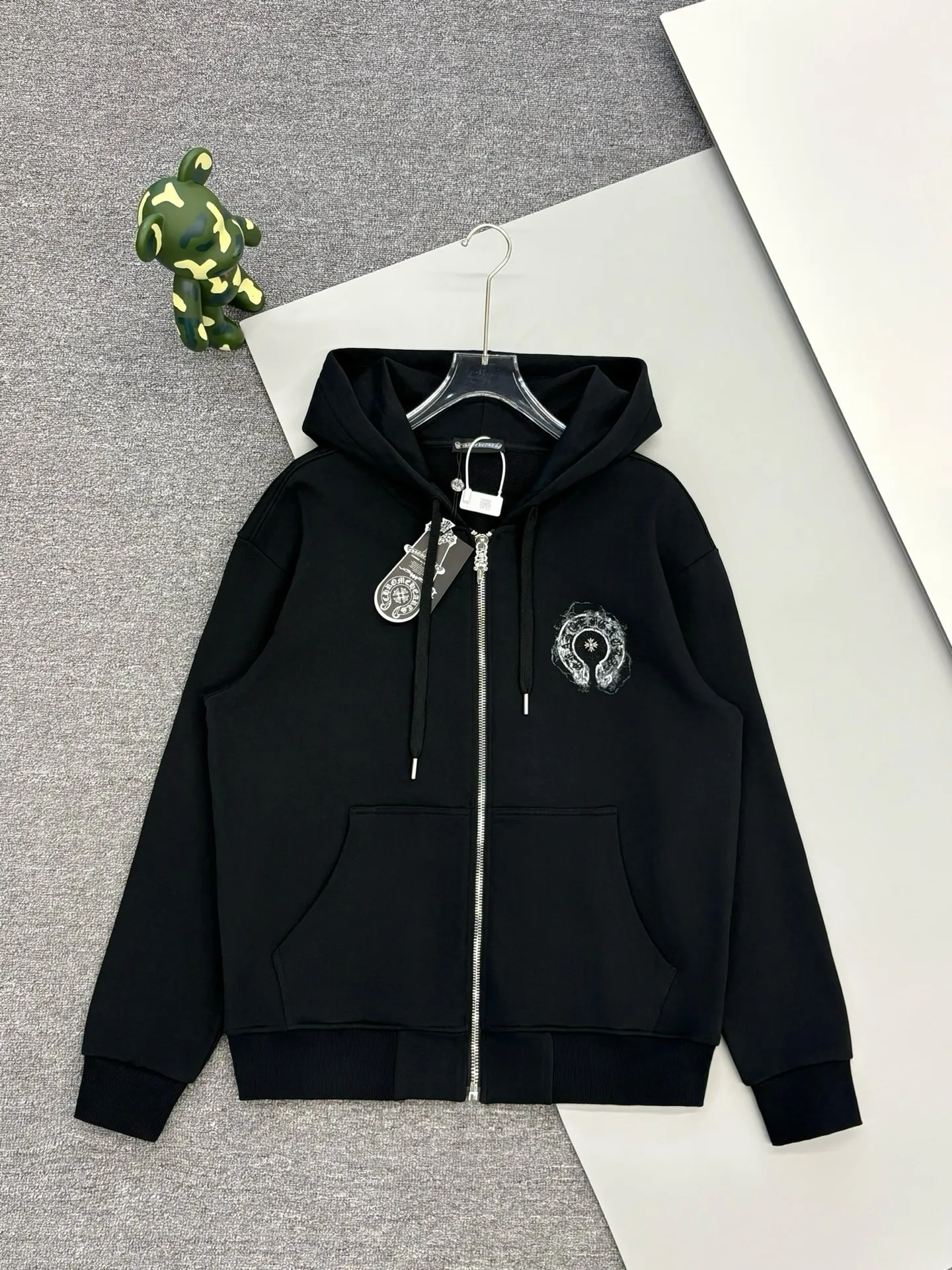 P390 [High Quality] Chrome Hearts Embroidered Horseshoe Rivets🪡+Watermark Letters‼ ️Hooded open-chest sweatshirt *Customized 420g terry cotton fabric, soft, skin-friendly and comfortable *Embroidery process: front horseshoe print + rivet embroidery *A very simple and elegant classic continuation. It is unparalleled in terms of upper body comfort, interpreting your luxury and taste, and creating your fashion style and charm. Three complete standards. Same style for men and women. 𝐂𝐎𝐋𝐎𝐔𝐑: black/light yellow 𝐒𝐈𝐙𝐄: S-XL